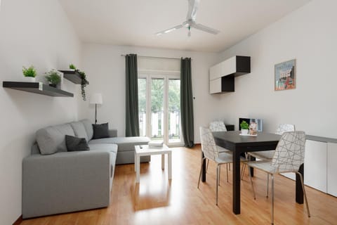 TV and multimedia, Kitchen or kitchenette, Living room, Seating area, Dining area, fireplace