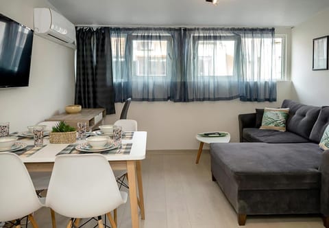 TV and multimedia, Living room, Seating area, Dining area