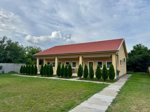 Property building, Day, Natural landscape, Garden, Garden view