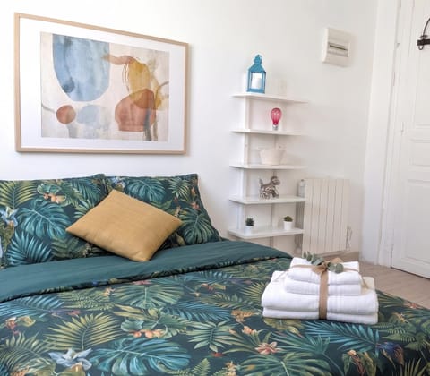 Bed, Photo of the whole room, Bedroom, towels