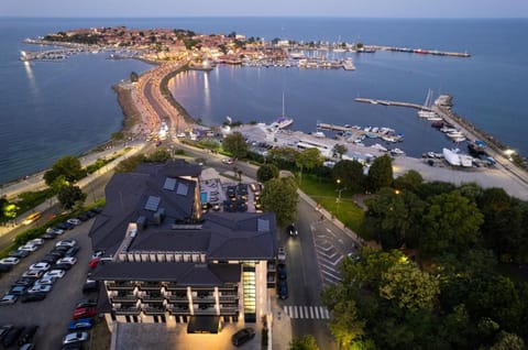 Property building, Nearby landmark, Day, Natural landscape, Bird's eye view, Beach, Landmark view, Landmark view, Sea view, Location, Parking