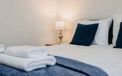 Seating area, Bedroom, towels, towels