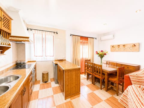 Dining area, kitchen