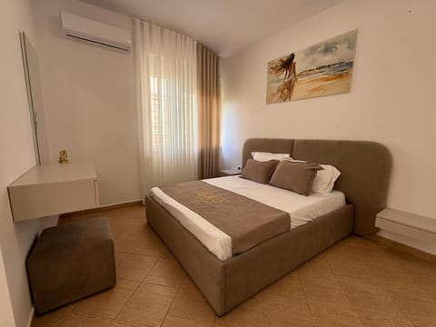 Bed, Photo of the whole room, air conditioner