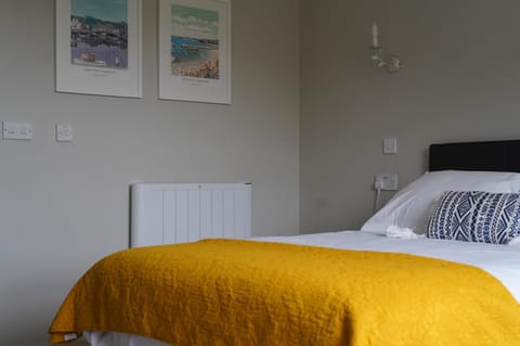 Property building, Bed, Decorative detail, Bedroom, heating