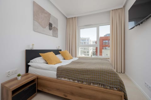 Bed, TV and multimedia, Photo of the whole room, Bedroom, towels