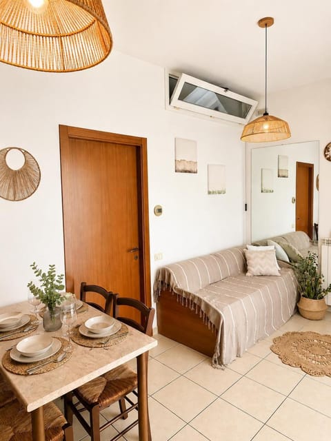 Kitchen or kitchenette, Seating area
