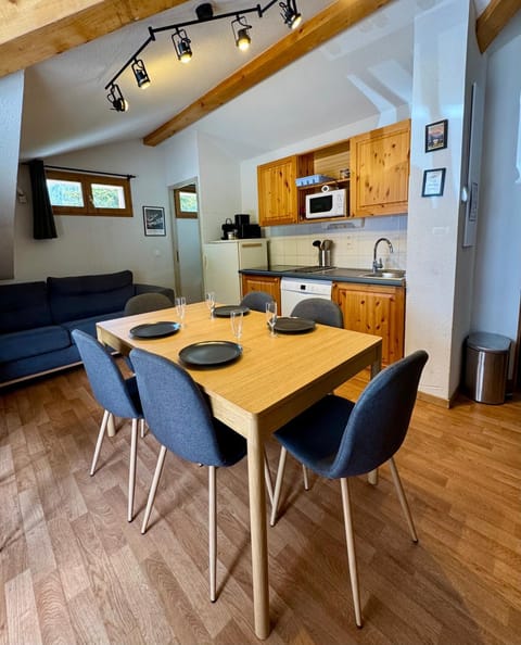 Kitchen or kitchenette, Living room, Dining area, Meals, dishwasher, microwave, oven, stove, toaster, kitchen