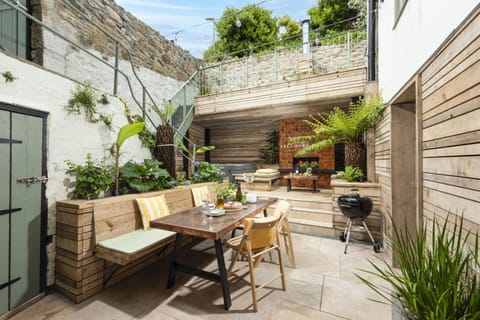 Patio, Garden, Seating area, Dining area, pet friendly