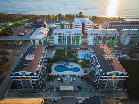 Property building, Day, Neighbourhood, Bird's eye view, Pool view, Sea view, Street view, Swimming pool, Location, Parking