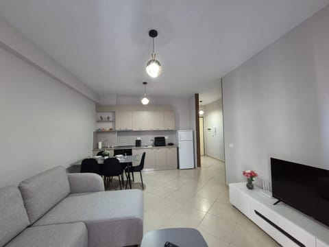 TV and multimedia, Kitchen or kitchenette, Living room, Seating area, Dining area