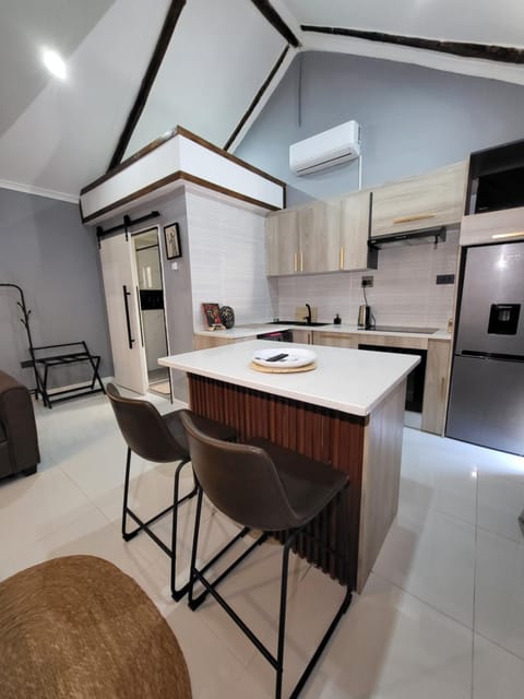 TV and multimedia, Kitchen or kitchenette, Dining area, oven, stove