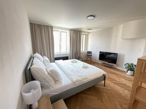 Bed, TV and multimedia, Photo of the whole room, Seating area, Bedroom