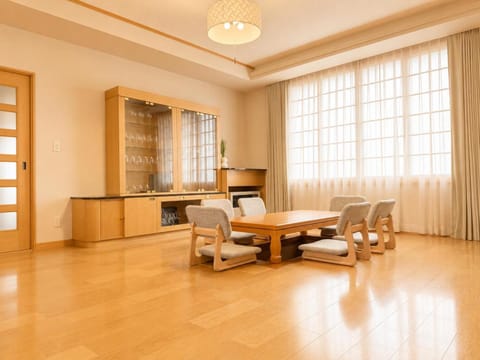 Living room, internet, air conditioner