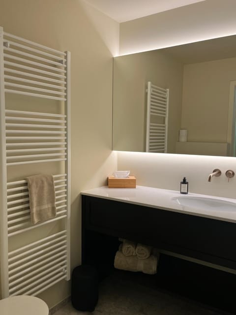 Bathroom, towels