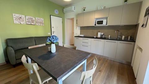 Kitchen or kitchenette, Living room, Seating area, Dining area, stove