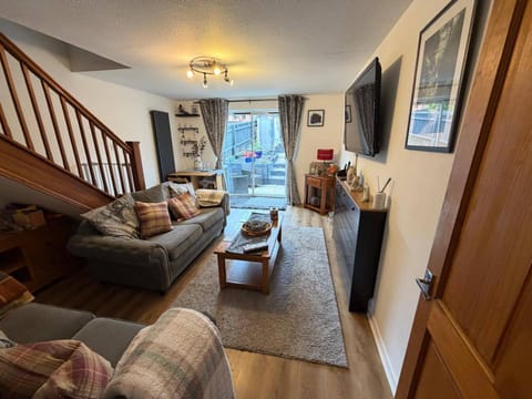 TV and multimedia, Living room, Decorative detail, Seating area