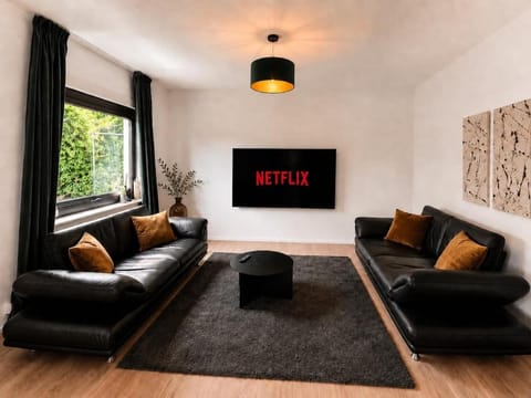 Communal lounge/ TV room, TV and multimedia, Living room, Seating area, Evening entertainment