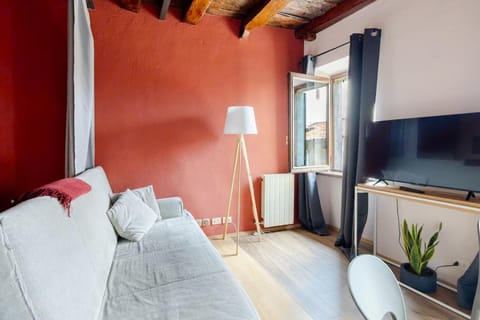 Bed, TV and multimedia, Living room, Seating area, Evening entertainment
