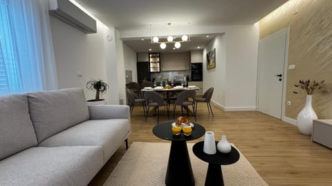 Food and drinks, Seating area, Dining area