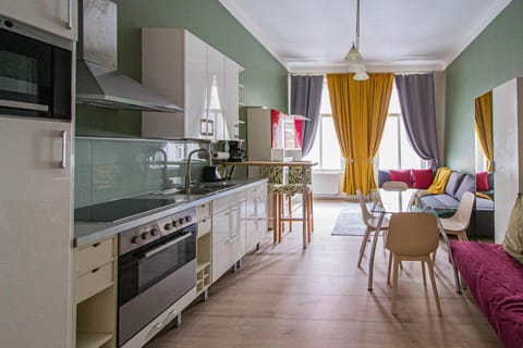 Kitchen or kitchenette, Living room, Seating area, Dining area