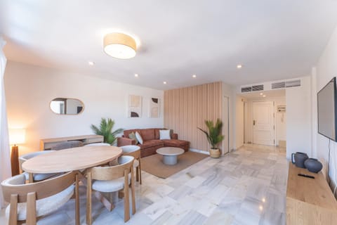 TV and multimedia, Living room, Seating area, Dining area, air conditioner