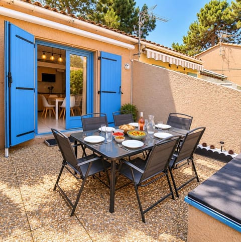 Property building, Patio, Day, Balcony/Terrace, Dining area, furniture