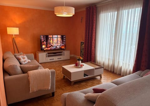 Communal lounge/ TV room, TV and multimedia, Living room, Seating area, Evening entertainment