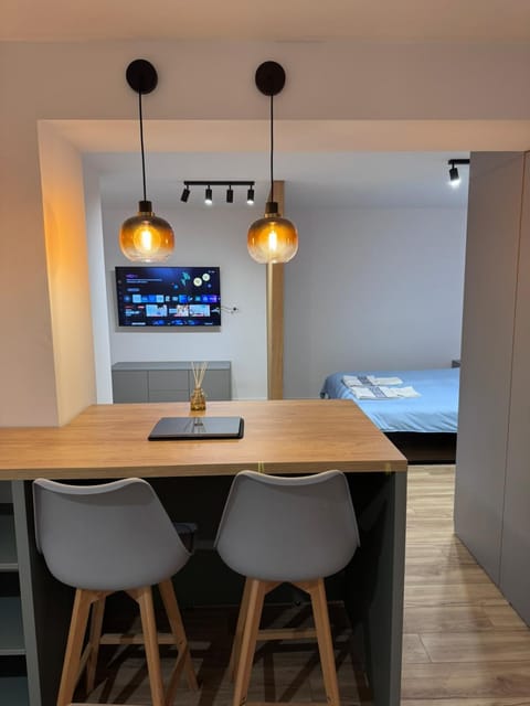 Bed, TV and multimedia, Photo of the whole room, Dining area, Bedroom