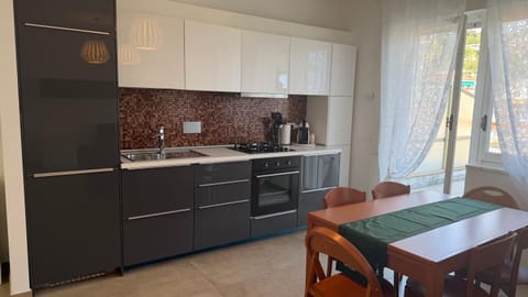 Kitchen or kitchenette, Dining area, oven