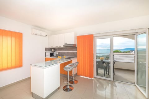 Kitchen or kitchenette, Dining area, stove, air conditioner