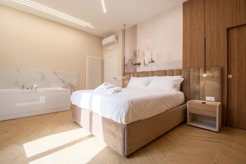 Hot Tub, Bedroom, Bath, wardrobe