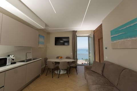 Natural landscape, TV and multimedia, Coffee/tea facilities, Kitchen or kitchenette, Living room, Seating area, Dining area, Sea view, minibar, oven, stove