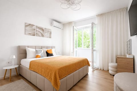 Bed, TV and multimedia, Bedroom, wardrobe