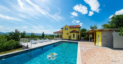 Property building, Patio, Day, Natural landscape, Pool view, Swimming pool, sunbed