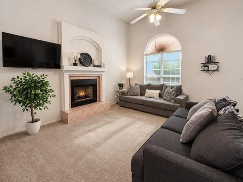 Communal lounge/ TV room, TV and multimedia, Living room, Seating area, Evening entertainment, fireplace