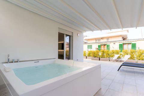 Day, Hot Tub, sunbed