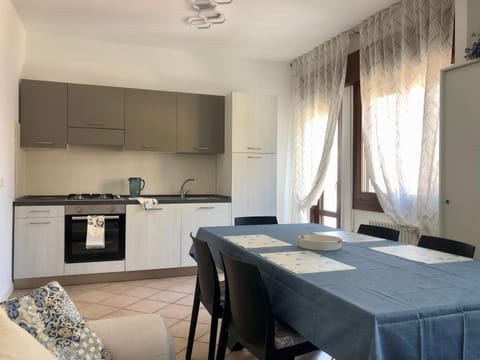Kitchen or kitchenette, Dining area, oven, stove