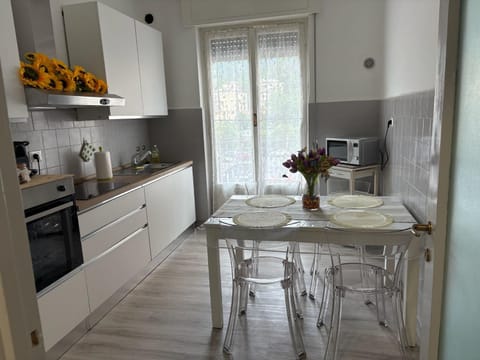 Coffee/tea facilities, Kitchen or kitchenette, dishwasher, microwave, oven