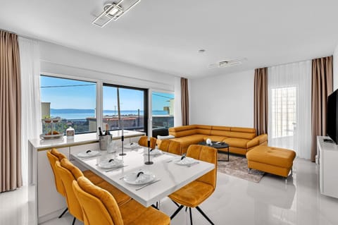 Communal lounge/ TV room, TV and multimedia, Living room, Seating area, Dining area, Evening entertainment, Sea view