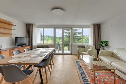 Communal lounge/ TV room, TV and multimedia, Living room, Seating area, Dining area