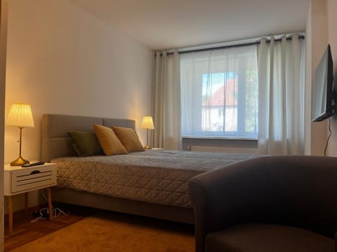 Bed, TV and multimedia, Photo of the whole room, Bedroom