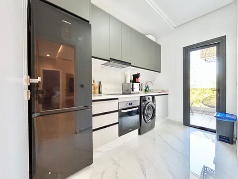 Coffee/tea facilities, Kitchen or kitchenette, oven, stove, toaster