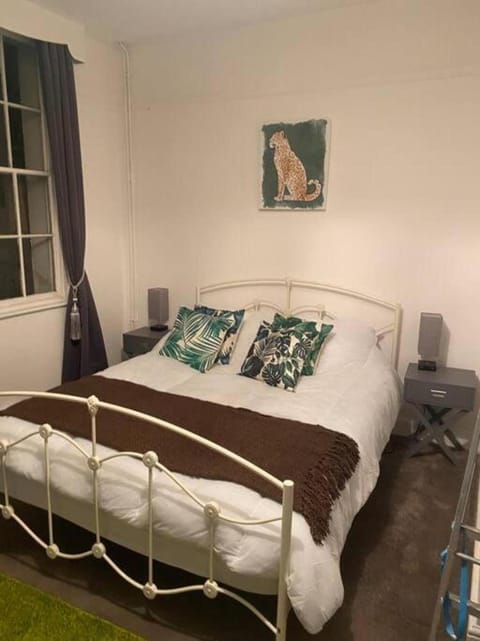Bed, Decorative detail, Bedroom