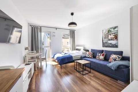 Bed, TV and multimedia, Photo of the whole room, Seating area, Bedroom