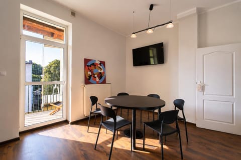 TV and multimedia, Living room, Seating area, Dining area