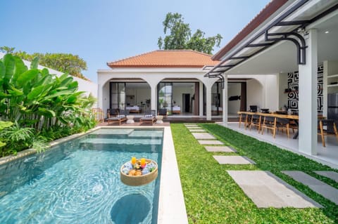 Property building, Patio, Swimming pool, Swimming pool, sunbed