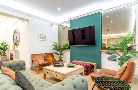 Communal lounge/ TV room, TV and multimedia, Living room, Seating area, Evening entertainment
