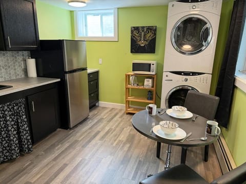 Coffee/tea facilities, Kitchen or kitchenette, Dining area, toaster, washing machine