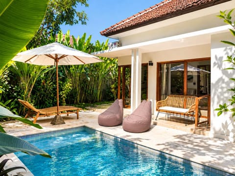 Property building, Patio, Garden, Balcony/Terrace, Seating area, Garden view, Pool view, Swimming pool, Swimming pool, sunbed
